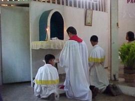 fr steve kneeling at altaruse.JPG (9924 bytes)